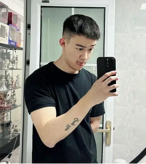 这才是00后男生该剪的发型,时尚显年轻,剪完不帅你打我!