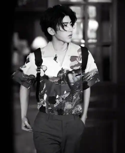 酷酷的花衬衫boy  #蔡徐坤范思哲全球品牌代言人
