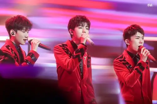 tfboys-mahu后援站)三位少年身着红色系服装红红火火青春洋溢,在舞台