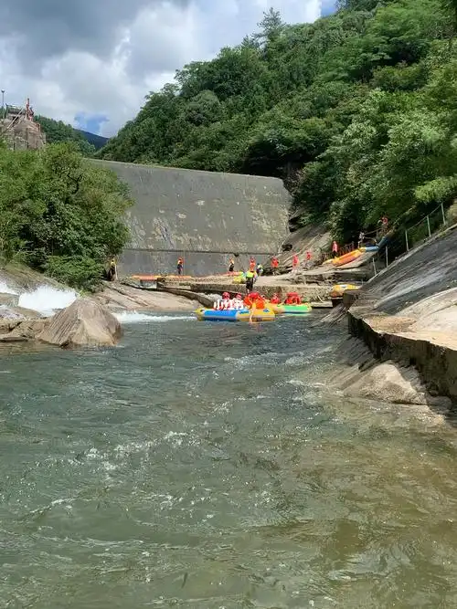 大别山峡谷漂流