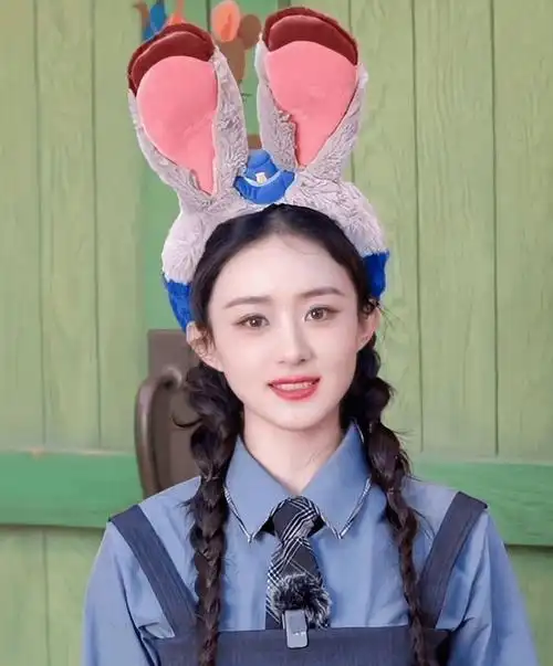 赵丽颖罕晒与儿子合照,4岁想想依偎妈妈身上玩耍,乖巧又可爱_冯绍峰