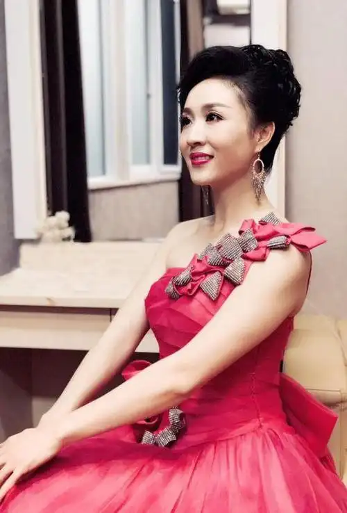 青年歌唱家王婷,郭凇男受邀录制郝一洲新歌《忠诚》