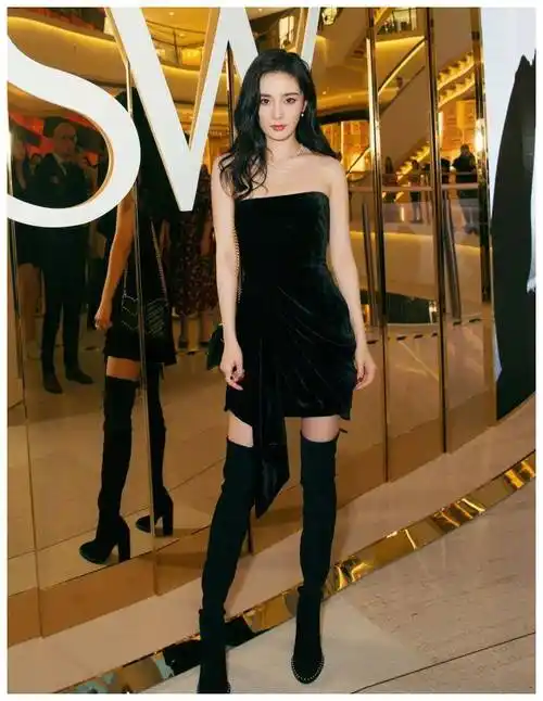32岁杨幂真会打扮,穿抹胸短裙搭配长筒靴,水蛇腰大长腿都很抢眼_靴子