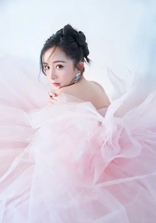 杨幂一袭粉色系的长裙宛若童话里的公举,优雅大气,仙女气息十足