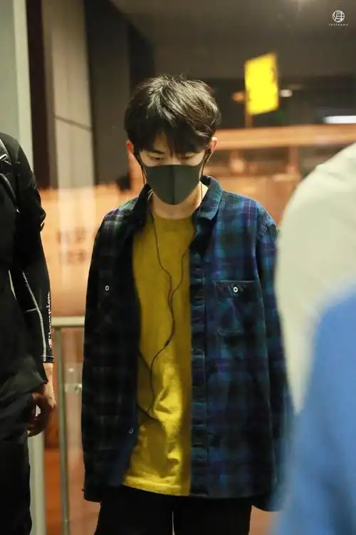 易烊千玺南京起飞镜头捕捉一个奶黄的小千