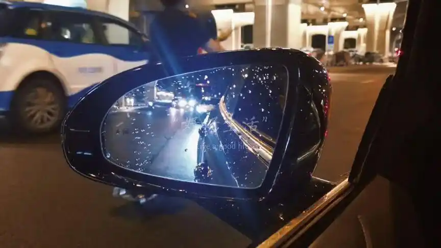 每个人都在奔赴各自不同的人生 #城市的夜晚 #车窗外