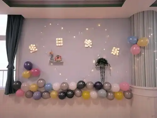 老师早早的为可爱地孩子们布置了温馨的生日场地