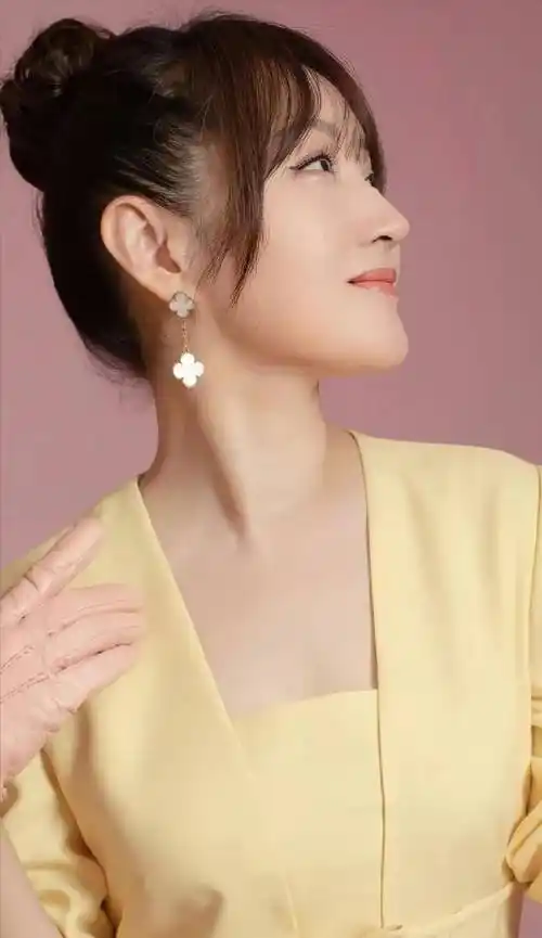 谁说杨钰莹永葆青春?身材暴露真实年龄引发热议!_岁月_音乐_姐姐