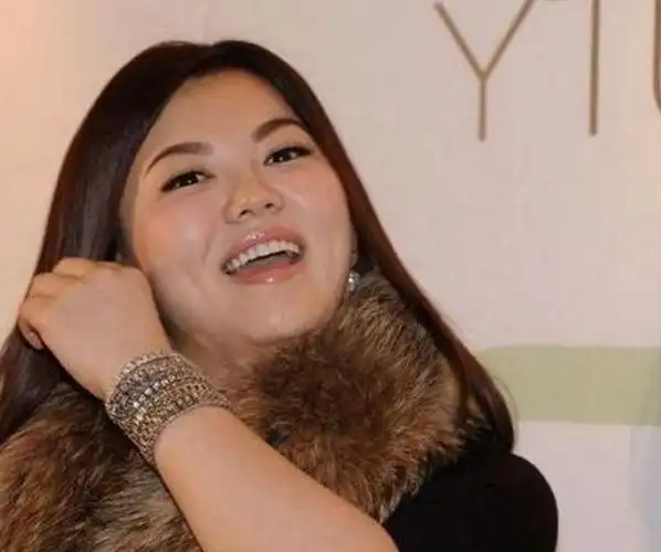 李湘原本是湖南卫视的一姐,后嫁给王岳伦生了女儿王诗龄就一直发 !!