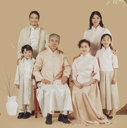 影楼一家礼服拍照四口韩版全家服装时尚摄影主题亲子装