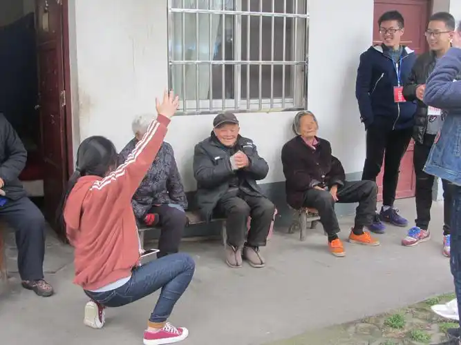 我校开展敬老院慰问老人志愿服务活动