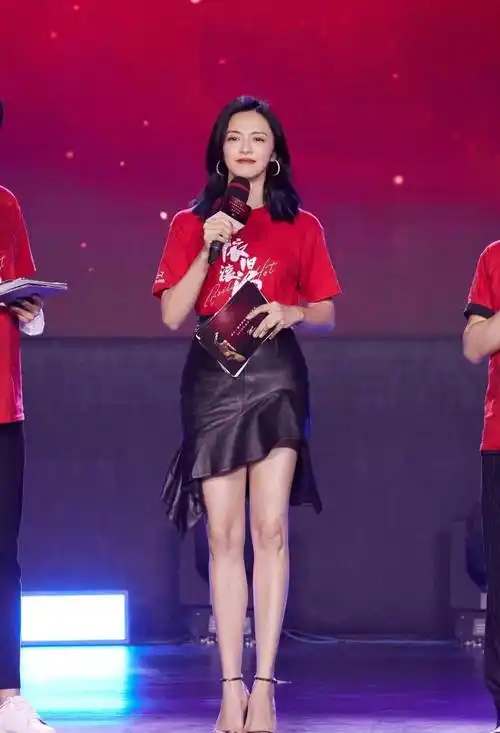 原创中年的女人也很有魅力姚晨看着就很有气质双腿笔直很高级