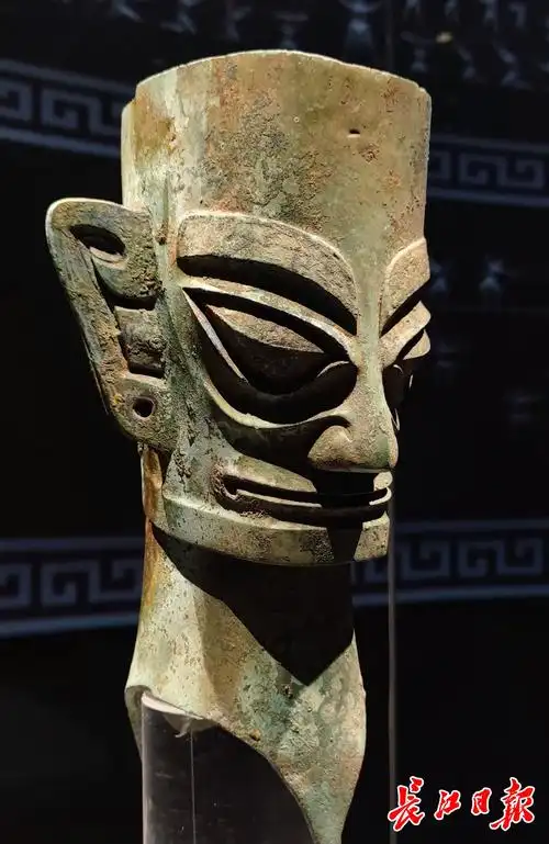 端午节,他们不约而"铜"去看三星堆铜人像_武汉_新闻中心_长江网_cjn.c