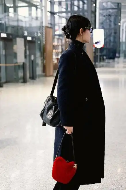 许佳琪最新机场饭拍 全黑造型气场拉满,高级感拿捏了……|许佳琪_新浪