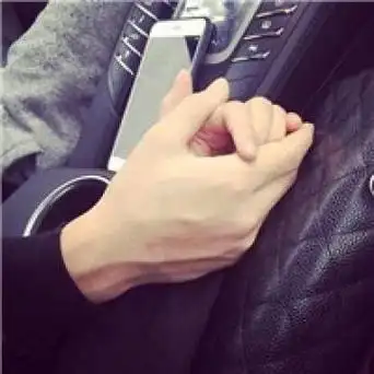 牵手的幸福情侣头像等待甜蜜降临