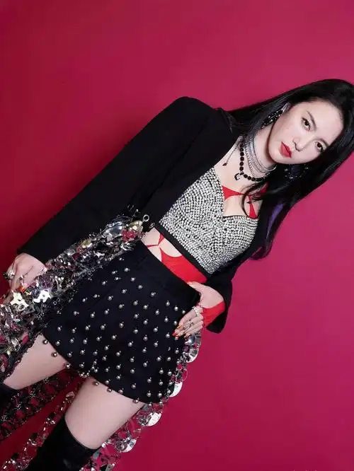 谭维维inaw22爱心切割西装高定07