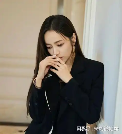 侯佩岑晒出自我最新近照引关注这是一份属于自己的气场