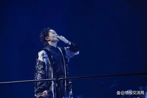 陈奕迅演唱会中意外撞伤笑称中头奖