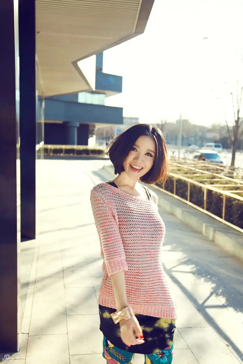 组图:姚贝娜春日街拍 展随性优雅女人味