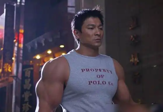 在这部电影中,刘德华需要全程穿着厚重的肌肉装.