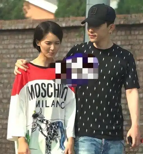 修成正果胡夏拜访金晨父母晚饭后一起牵手遛狗恋情早有端倪