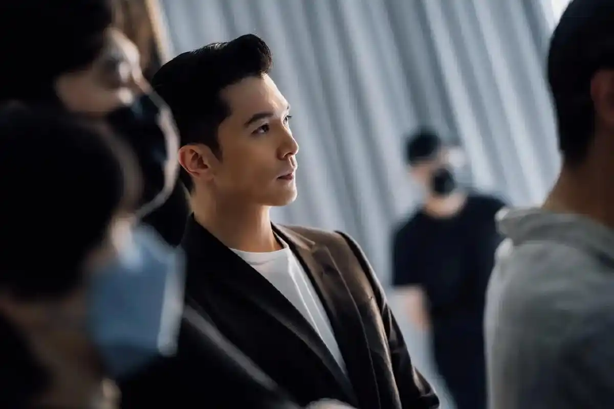 邱泽 我的天啊这是天神降临般的帅气吧~#氛围感  #帅哥  - 抖音