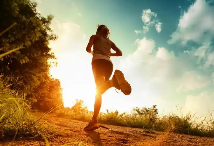 几点起床跑步是最佳时间(早上空腹跑步好)-运动百科 - 东原养生网