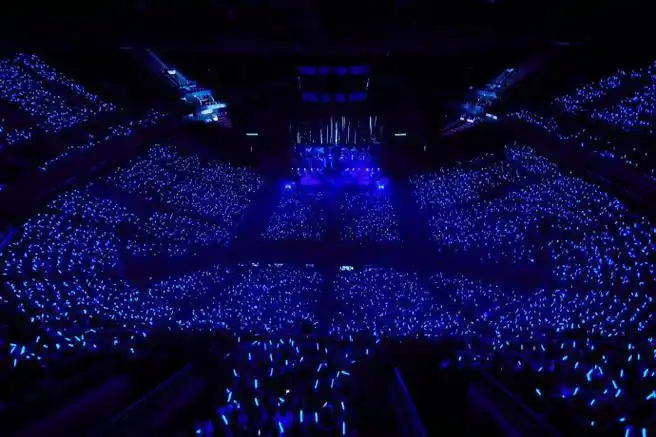 演唱会灯牌问题#蓝色好看,支持大家十周年都来为帅哥@tfboys-王俊凯举