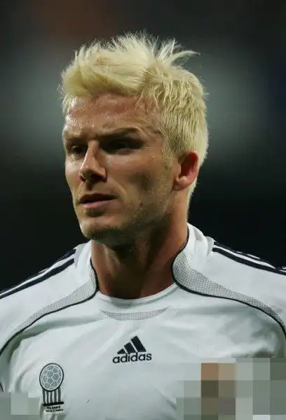 2022年男生莫西干头发型帅气的男生短发图片