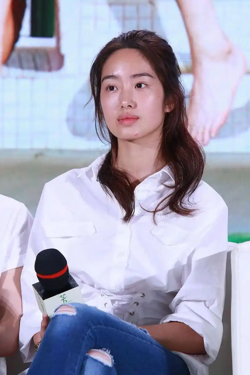 杨采钰的素颜和化妆后对比图,有人说她长得像巩俐,像吗[捂脸]?