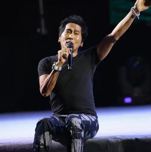 63岁齐秦演唱会现场遭吐槽,造型邋遢老态毕露,恐晚节不保!