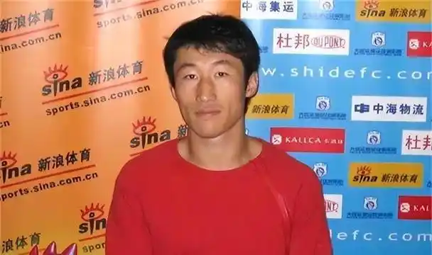 落魄的前大连国脚,与娇妻离异独自抚养女儿,为生计不惜当司机