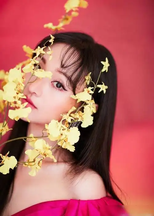 郑爽坐在雪地上拍大片一袭白衣小仙女又回来了