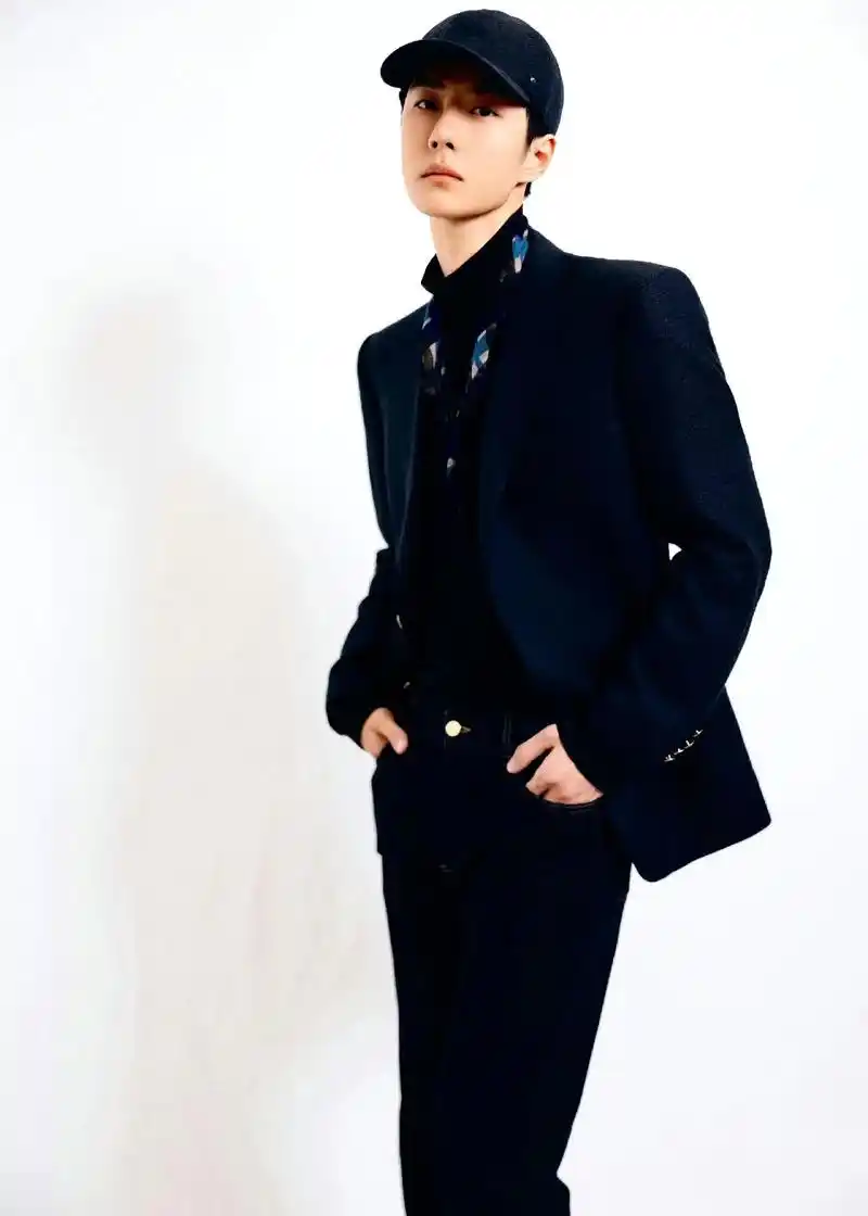 王一博戴鸭舌帽走红毯   #微博之夜 经典与前卫相融,质感 - 抖音