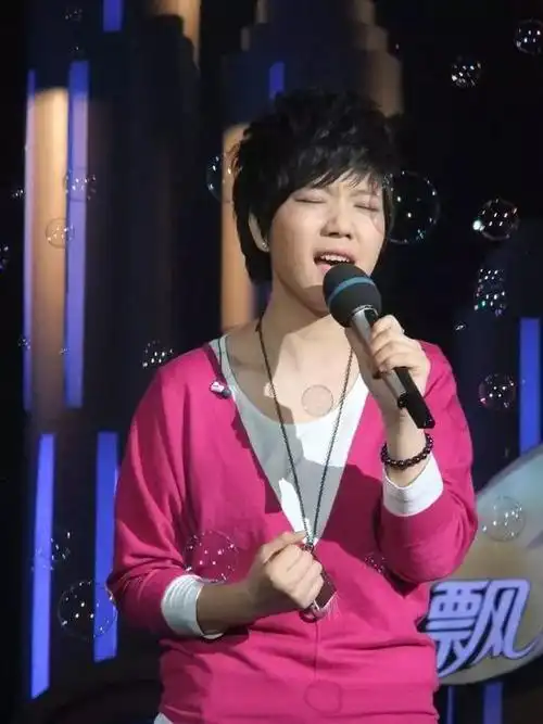 2005年,李霄云参加了全球华人新秀大赛,获最具人气奖.