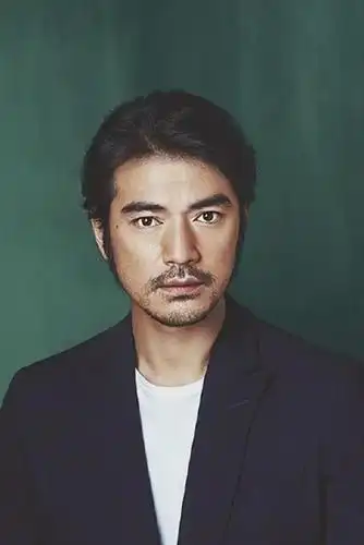 46岁金城武杂志近照曝光,合作搭档梁朝伟,神色严肃尽显成熟魅力