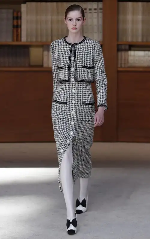 新华社照片,外代,2019年7月3日7月2日,在法国巴黎高级定制时装周上