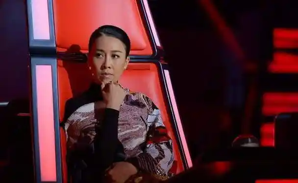 那英录综艺摔倒上热搜第一?