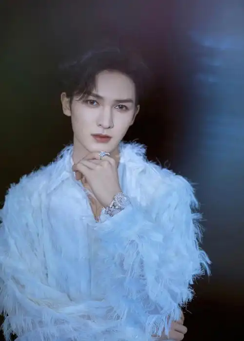 朱正廷白色羽衣造型帅气图片写真26