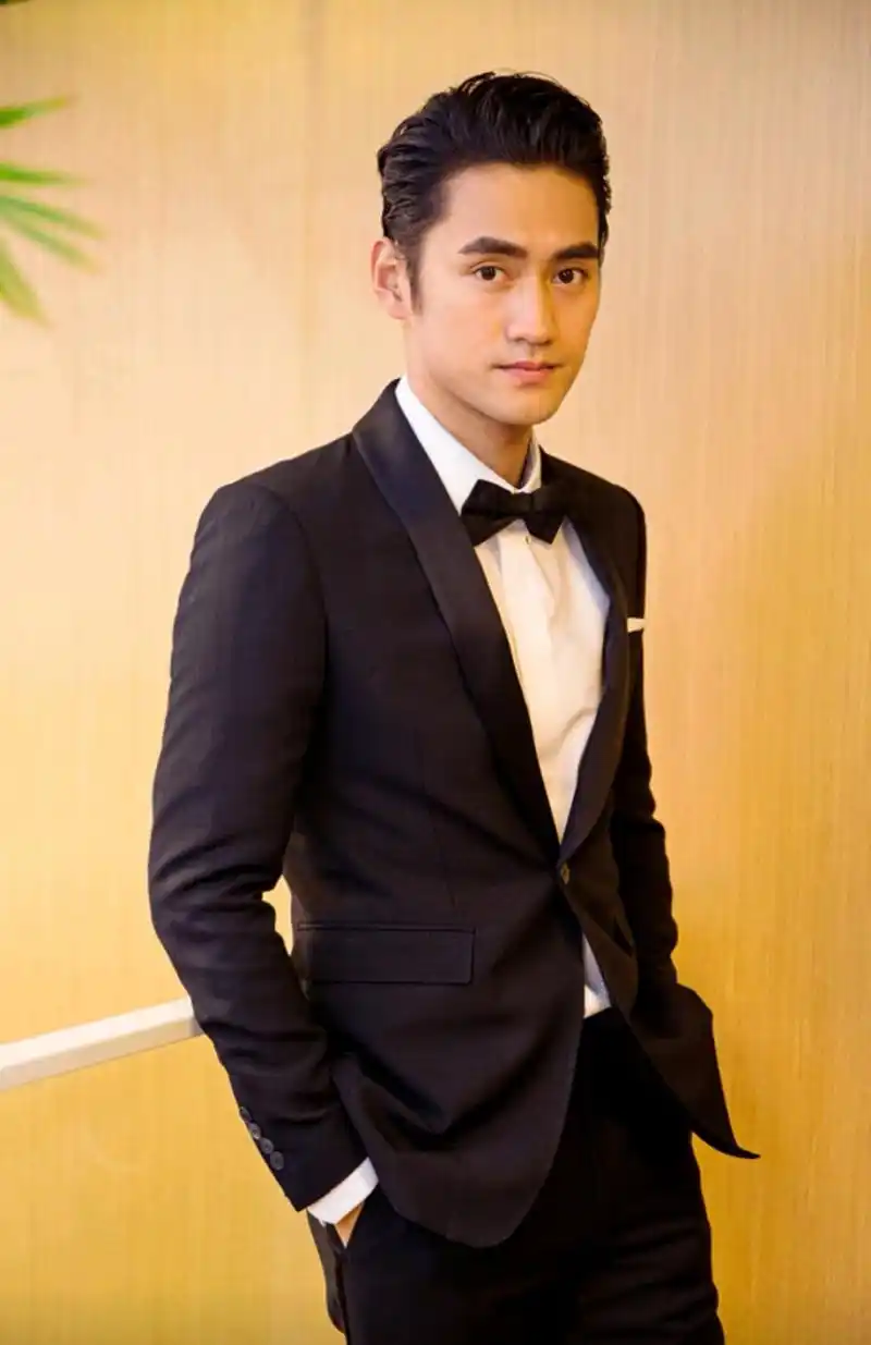 袁弘回应网友拉自家儿子和胡歌女儿结娃娃亲的事,袁弘表示理解,并表示