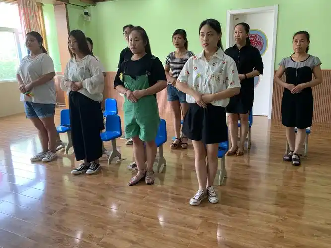 七巧板高端幼儿园—-演讲礼仪培训