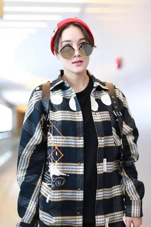 张馨予真是潮人穿衣典范穿格纹外套配红帽子不仅显高还很时髦