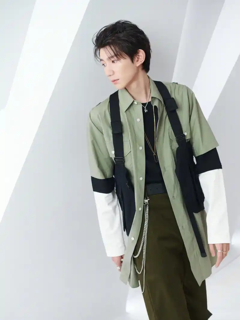 王源分享了一张照片,侧颜轮廓线条精致,身穿简约白t"源"气满满,期待