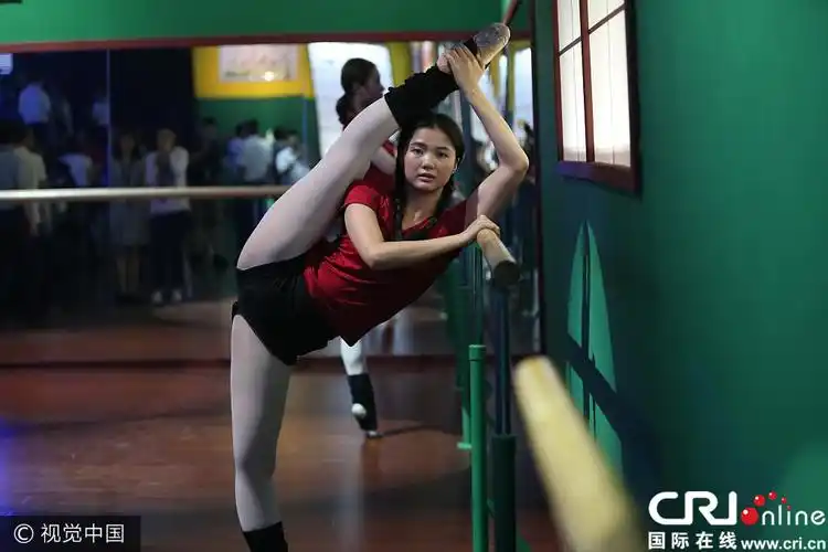 会玩!《芳华》女演员练功房秀舞姿 高难度引围观
