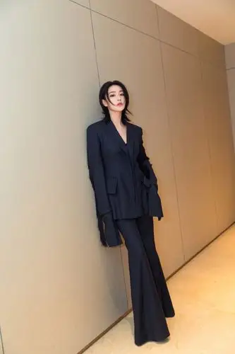 张馨予流苏西装冷艳帅气写真图片