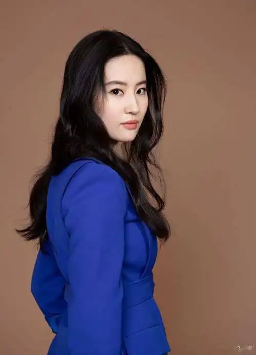 刘亦菲穿宝蓝色西装拍写真温婉大方攻气十足