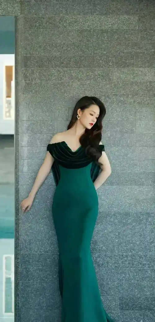 优雅李沁 一席绿色露肩礼服,女人味十足_连衣裙_气质_长发