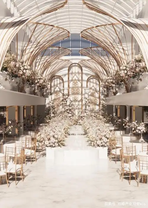 西餐桌上高贵的蜡台样式的桌花