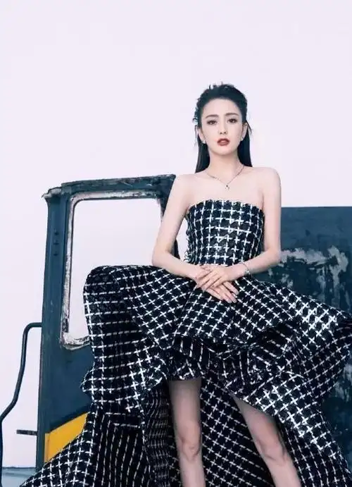 佟丽娅穿黑白长裙配高跟鞋展现好看双腿这高贵气质真棒