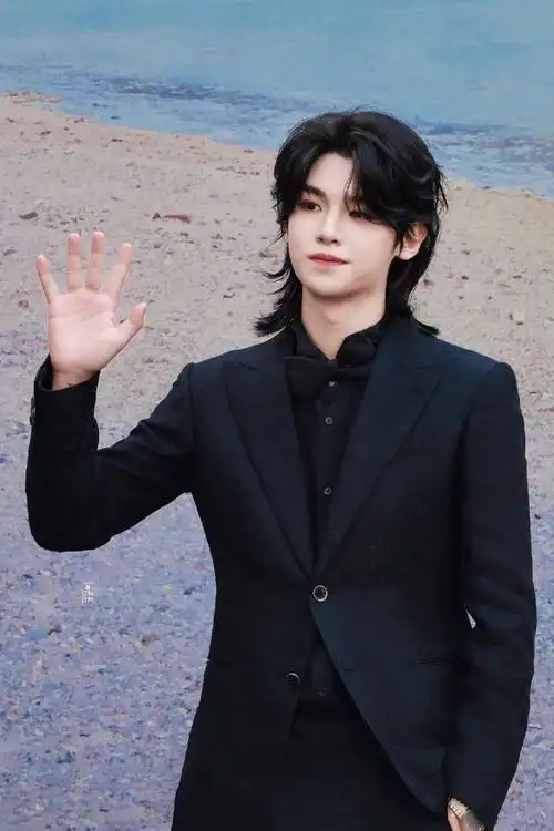 黄明昊长发狼尾造型